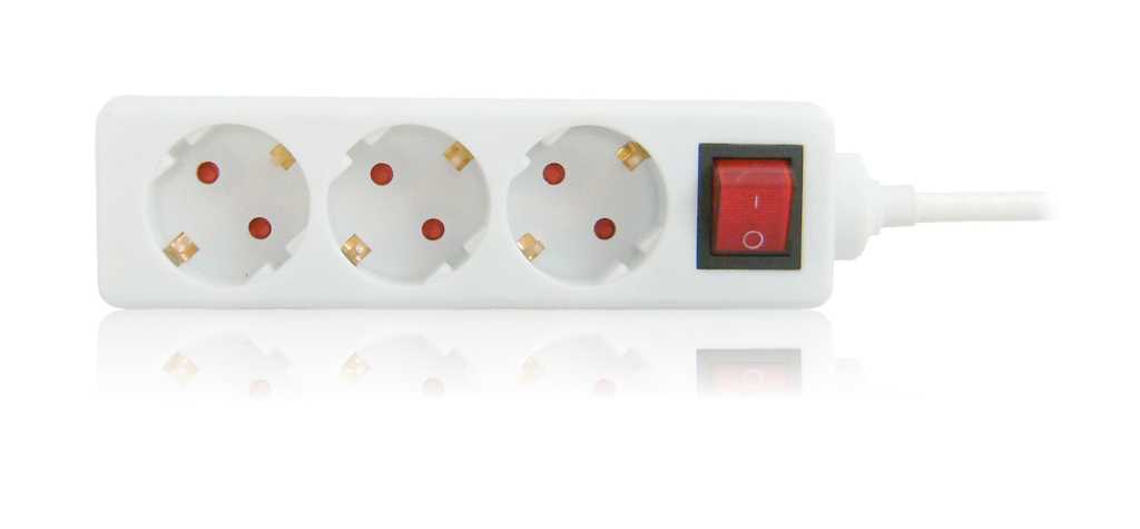 Weiße Steckdosenleiste mit drei runden Steckplätzen und rotem Kippschalter, Kabel rechts angeschlossen