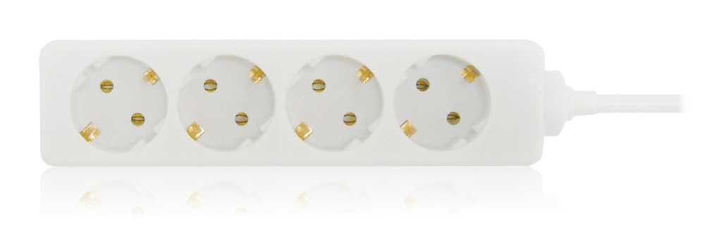 Weiße Steckdosenleiste mit vier runden Steckplätzen, Anschlusskabel rechts sichtbar