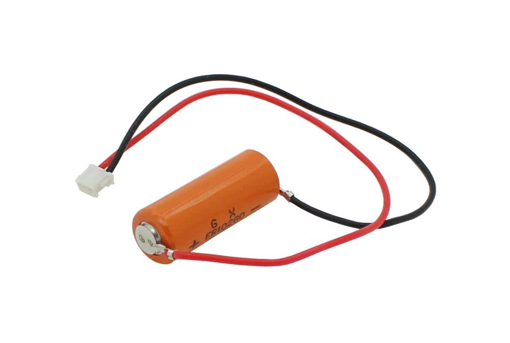 Orange zylindrische Batterie mit rotem und schwarzem Kabel sowie weißem 2-poligem Stecker auf weißem Hintergrund