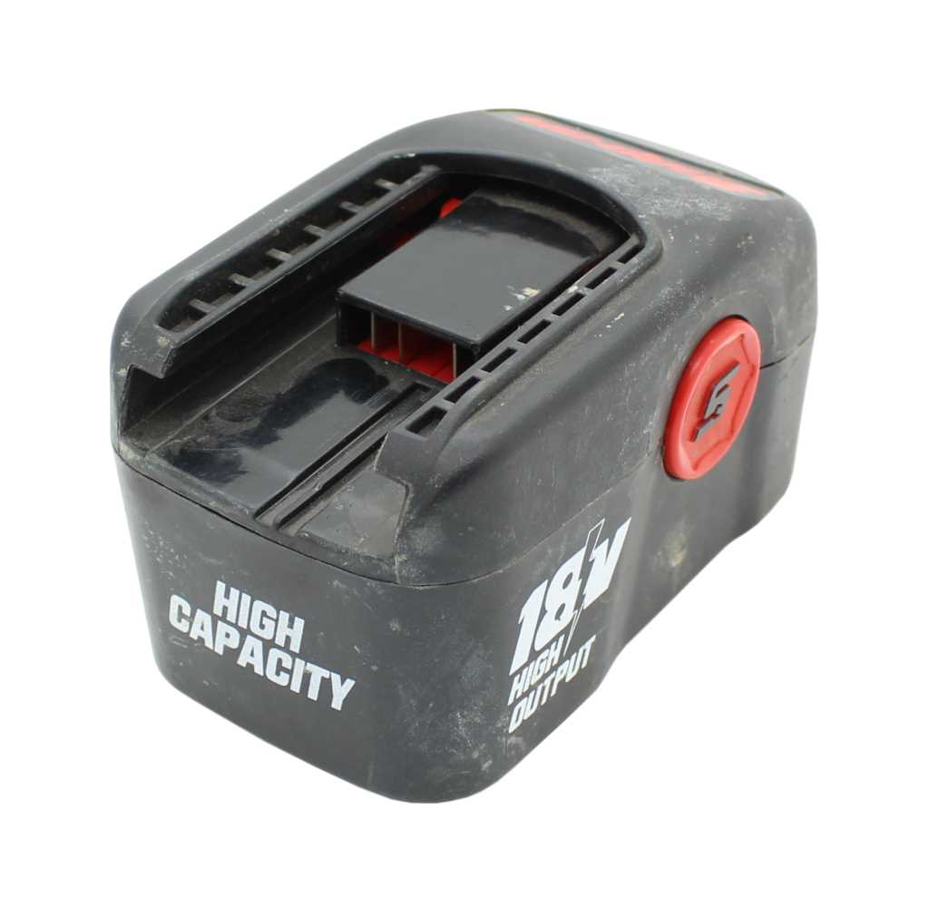 Schwarzer Werkzeugakku mit Steckschacht und rotem Verriegelungsknopf an der Seite, Gebrauchsspuren sichtbar