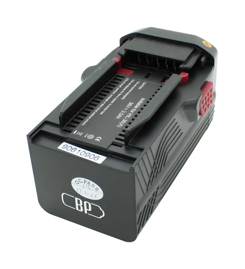 Schwarzer Werkzeugakku mit seitlichen Lüftungsschlitzen und roten Entriegelungstasten, Draufsicht schräg von vorn