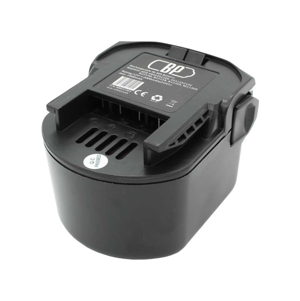 Schwarzer Werkzeugakku mit Steckschiene und Lüftungsschlitzen, schräg von oben vor weißem Hintergrund gezeigt