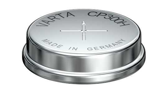 Silberne Knopfzelle mit Pluszeichen auf der Oberseite, seitliche Ansicht auf weißem Hintergrund