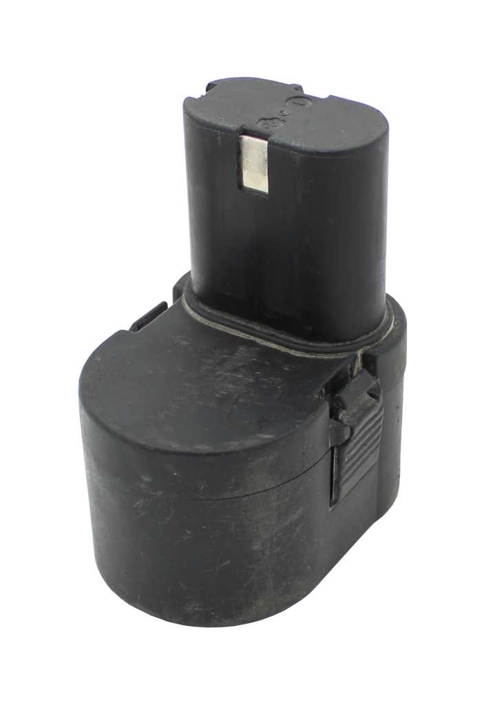 Schwarzer Werkzeugakku mit zylindrischem Oberteil, seitlichem Schieberiegel und Metallkontakt auf weißem Hintergrund