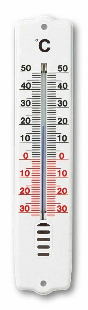 Weißes Thermometer mit Aufhängeloch, Celsius-Skala von -30 bis 50 und blauem Flüssigkeitsstand knapp über 20