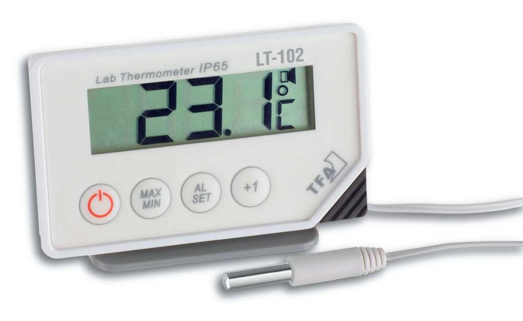 Weißes Digitalthermometer mit Display und vier Tasten, angeschlossenem Fühlerkabel und Metallsonde auf weißem Hintergrund