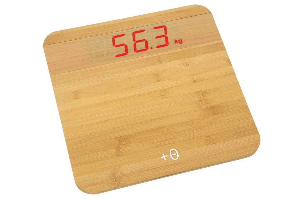 Quadratische Personenwaage mit Bambusoberfläche und roter Digitalanzeige 56,3 kg auf weißem Hintergrund