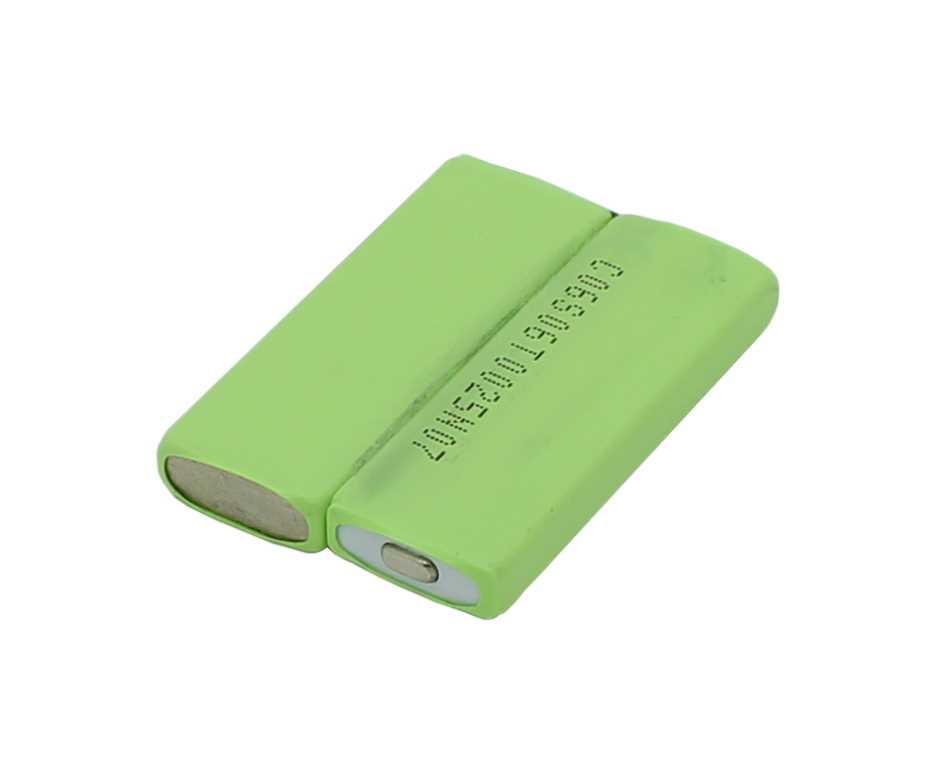 Zwei grüne zylindrische Akkuzellen nebeneinander, verbunden, mit sichtbaren Metallkontakten an den Enden