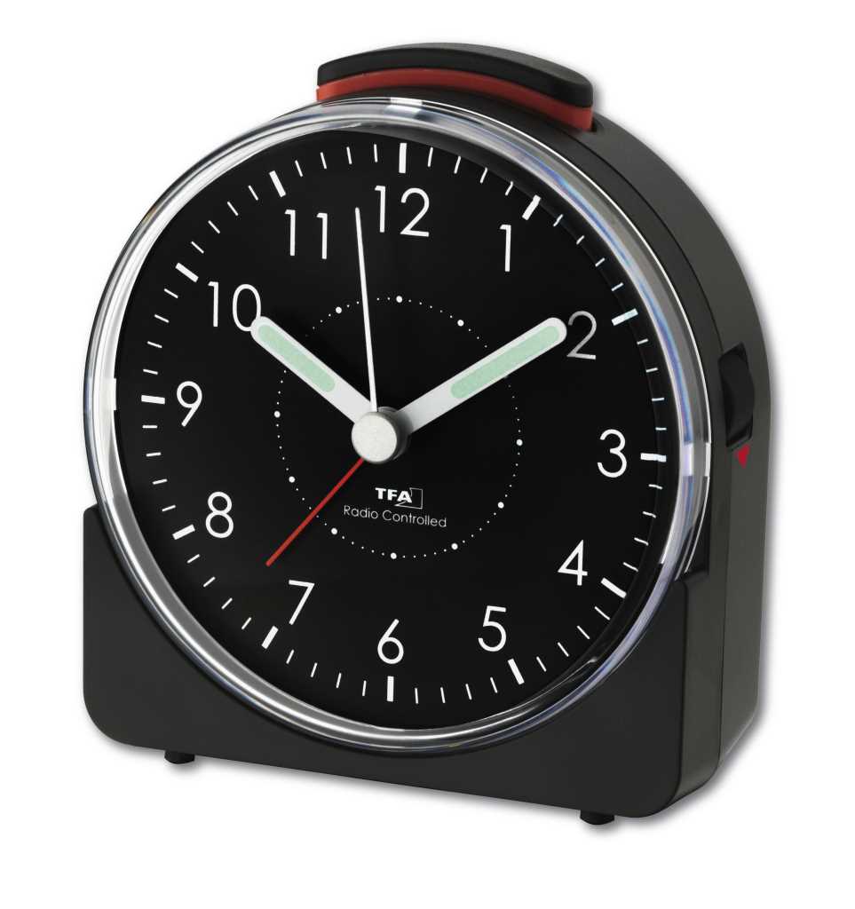 Schwarzer analoger Wecker mit silbernem Rand, roten Tasten oben und Zeigern auf 10:10 sowie rotem Sekundenzeiger