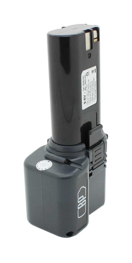 Schwarzer Werkzeugakku mit zylindrischem Aufsatz, Kontaktklemmen oben und seitlichem Etikett auf weißem Hintergrund