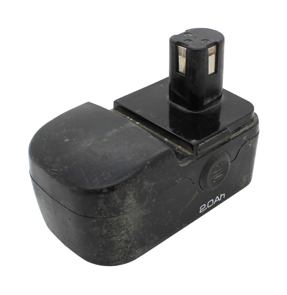 Schwarzer Werkzeugakku mit Kontaktaufsatz, sichtbaren Gebrauchsspuren und seitlicher Aufschrift 2,0Ah