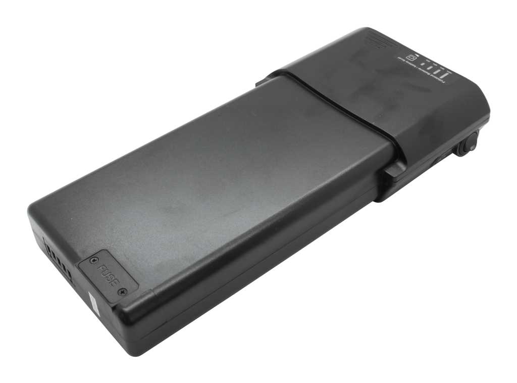 Schwarzer E-Bike-Akku in länglicher Form mit Anzeigeelementen am hinteren Ende, freigestellt auf weißem Hintergrund