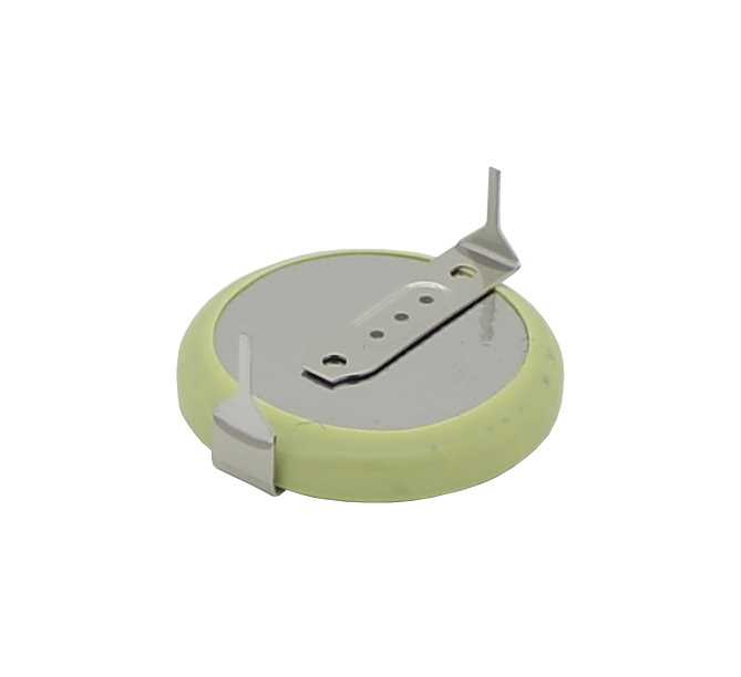 Knopfzelle mit gelbem Schrumpfschlauch und zwei Metalllötfahnen auf weißem Hintergrund