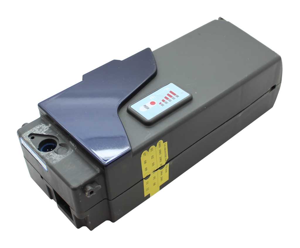 Schwarzer Fahrradakku mit blauem Griffteil und Ladeanzeige, seitlich gelbem Prüfsiegel und Anschlussöffnung vorne links